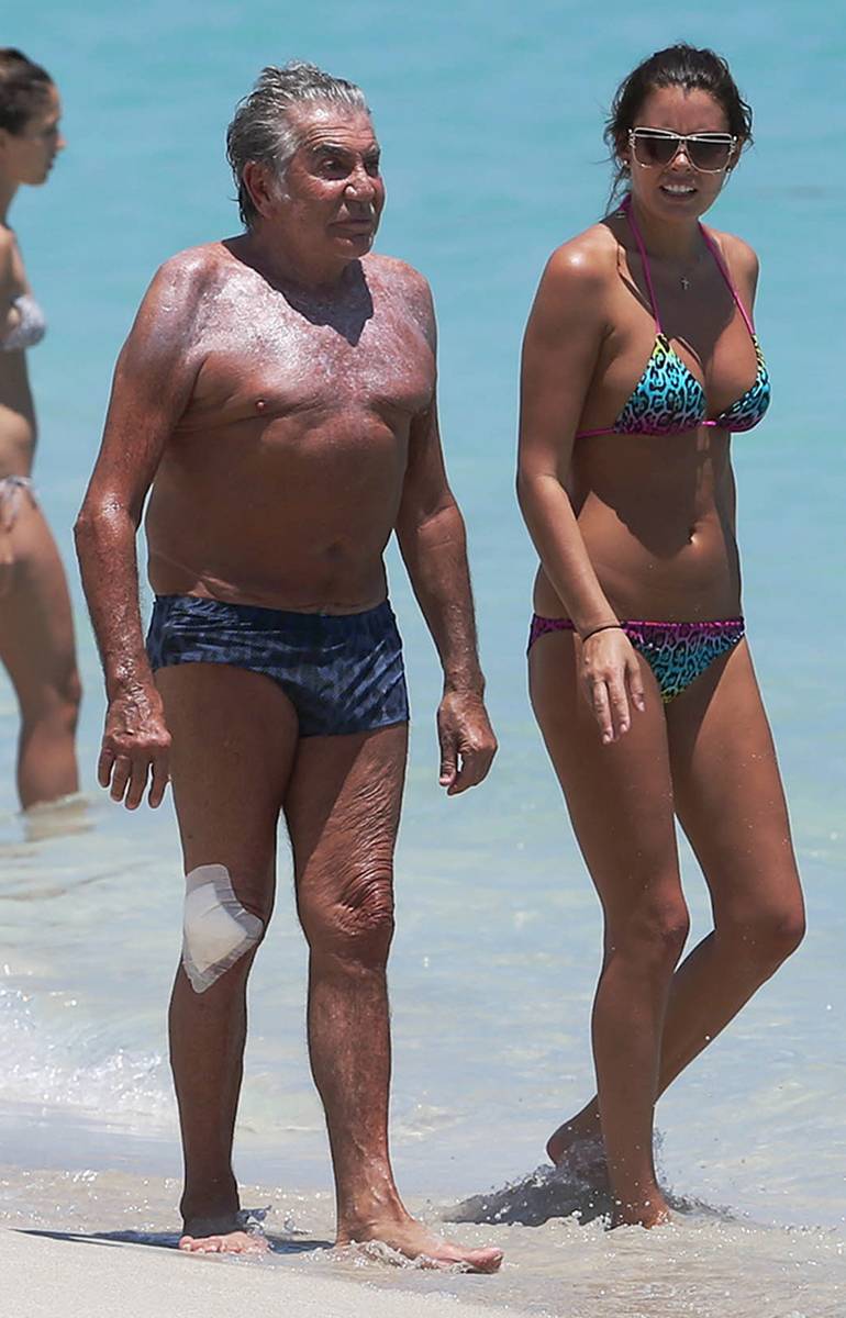 градский и его молодая жена на пляже