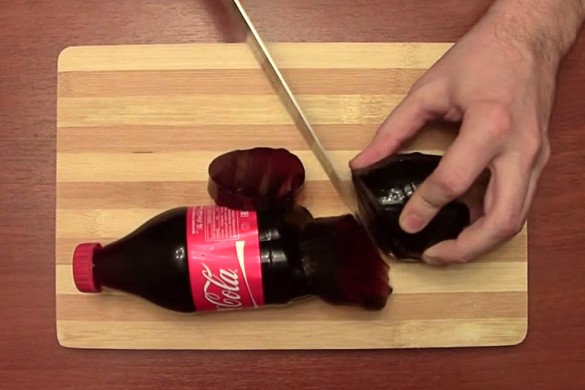 Как разрезать бутылку кока-колы