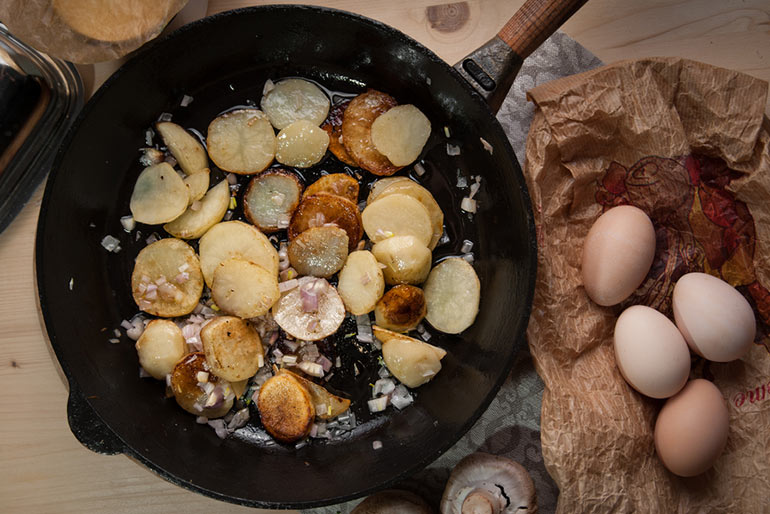 «Литературная кухня». Ниро Вульф. Яичница, запеченная с картофелем и сливками.